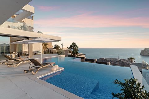 Impressive luxury villa in Port d'Andratx Newly built house in a unique location This impressive contemporary villa is located in Puerto de Andratx, a luxury picturesque harbour in the Southwest of Mallorca. The villa will be completed in 2023. The p...