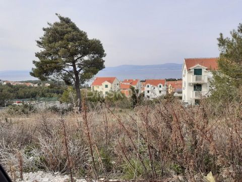 Brac, Supetar Building land of 471 m2 for the construction of a residential building; private, holiday villa with pool or villa for rent. Dimensions: 18m x 26m Approx. 800m from the sea and the beach. Approx. 900m from the center Electricity and wate...