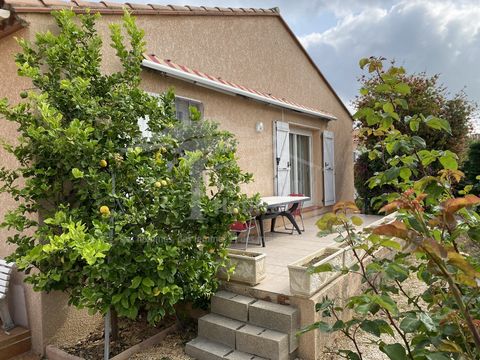 In a quiet area close to all amenities, discover a charming 4-sided single storey house on 440 m² of wooded land. It consists of a living room of 40 m² with an open fitted kitchen opening onto a shaded terrace, a hall with cupboards, 2 bedrooms with ...