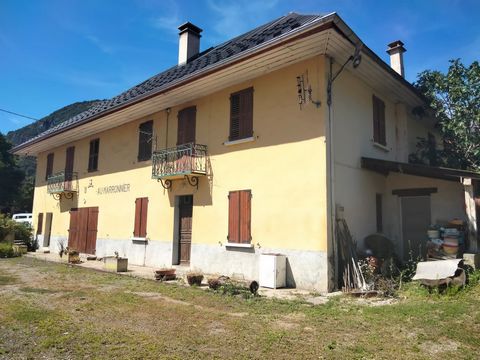 Housing building of about 320 m2 to renovate entirely, located in Saint Martin sur La Chambre, near the ski resorts of Saint Francois Longchamps and Saint Colomban des Villards. Close to the motorway entrance and exit, close to the school. This build...