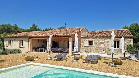 Less than ten minutes from Gordes, recent house on 7200m² of land with beautiful views and a swimming pool in a very quiet and central area. The house offers very generous volumes with its living room of over 70m² bathed in light. High ceilings very ...