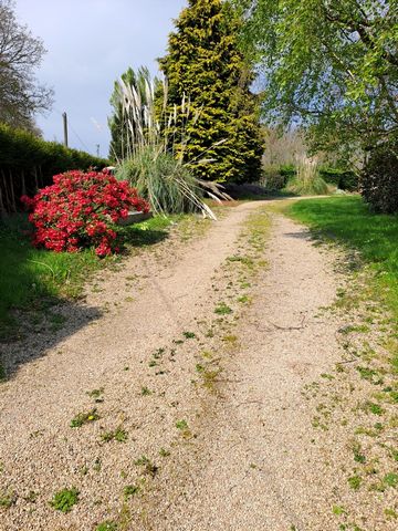 Out of PLOUHA, La Perle Immobilière offers you its Coup de Coeur. Beautiful stone farmhouse with outbuilding that can be converted into a gîte. The house offers on the ground floor a pretty entrance, a corridor leading to a bedroom, a bathroom with b...