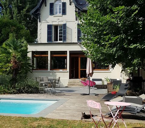 Worthy of the residences of seaside resorts, this art villa of the 30s is located a few minutes from the center of Soissons.Elegant and comfortable residence built in brick and slate, raised on a wooded park of 4000 m2 opening to the South with heate...