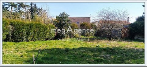 Building land of 320 m² flat (builder free) fully serviced in small private and secure residence. Pleasant and peaceful environment. Not adjoining. R+1+Attic possible. Southern exposure Just 7 minutes from the RER A Sucy en Brie. Near Chennevières su...