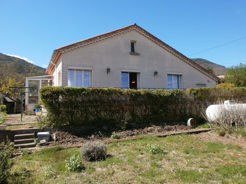 Le Bousquet d'orb, 34260, Individual Villa on 453M2 plot, with garden and large garage. In the heart of the village with a dominant view in a peaceful area, close to shops, schools, this single storey villa offers 81 M2 of living space, recent window...