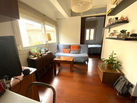 Charming apartment for sale located in Barceloneta, in Ciutat Vella, Barcelona. This cosy apartment is located in a south-facing corner building, which guarantees exceptional luminosity. With 1 bedroom, living room, a fully equipped kitchen and renov...
