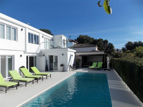 Located in Nueva Andalucía. This villa is pure elegance and luxury at its best set in a private oasis of peace and quiet but within a short walk to local beaches of Puerto Banus and Centro Plaza. The Villa has been designed to the highest of standard...