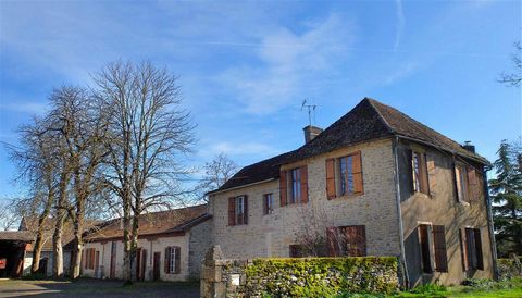 Ideal for a gîte project or a large family, this beautiful farmhouse in the heart of the countryside offers numerous possibilities. The layout features a large 900 m² courtyard planted with trees, around which the main house and outbuildings (barn, s...