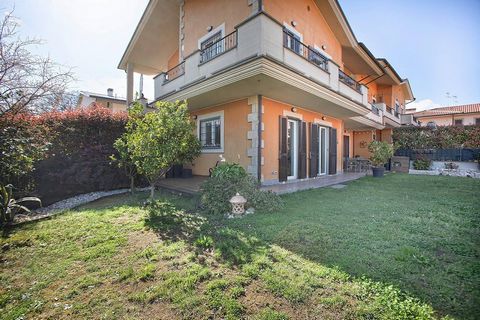 Do you love the house on one level? Do you also want a space to host your friends or relatives? And do you also want a garden for your dog? This property has everything you are looking for! Vignanello, in a residential area made up of villas and cott...