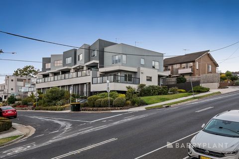 Street-facing and enjoying beautiful westerly views, offering lifestyle appeal and quality appointments in a desired Strathmore-zoned location, this sleek triple-storey home is located just metres from local shops and popular cafes, ideal for first h...
