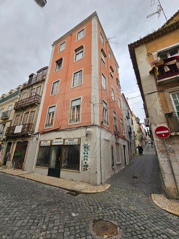 Descrição A APENAS 160 METROS DA AVENIDA DA LIBERDADE Prédio de gaveto em propriedade total, constituído por 5 pisos, 1 apartamento por piso, localizado a 160 metros da Avenida da Liberdade considerada uma das principais avenidas de Lisboa, conhecida...
