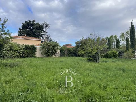 Saint Didier au Mont d'Or - Close to TCL and Juniors Direct buses and 15 minutes walk from shops and amenities, pretty flat serviced land of 801m². It is located at the end of a quiet alley and benefits from a southern exposure. Possible construction...