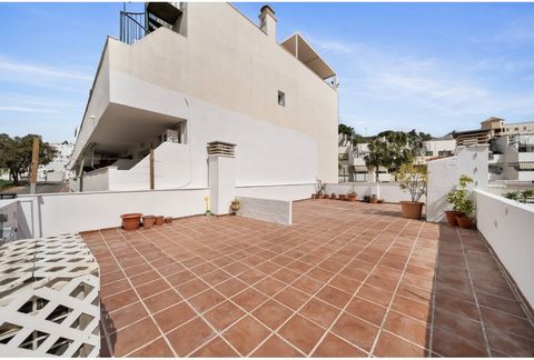We present a charming 2 bedroom, 2 bathroom Penthopuse apartment located in Nueva Torrequebrada with a fantastic rooftop terrace. 2 bedrooms ️ 2 Bath Benalmadena Costa 215,000 Just 600 meters from the beach. Enjoy amenities including a communal pool ...
