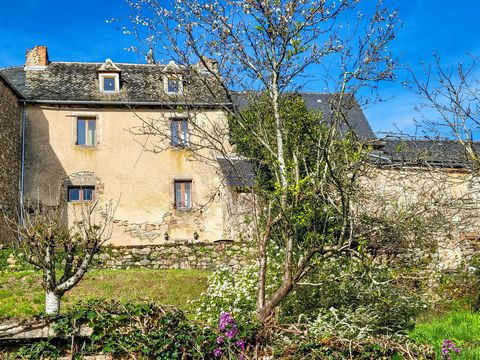 EXCLUSIVE TO BEAUX VILLAGES! A wonderful village house in the centre of this ancient village with its 11th century church and castle. Just 10 minutes to local services and 20 minutes to the Bastide town of Villefranche de Rouergue, this is a great op...