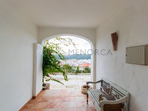 We offer you the possibility of acquiring a charming house with commanding panoramic views of the town of Ferreries and the castle of Santa Agueda surrounded by green hills. This house is located in the upper part of the village, has easy access to a...