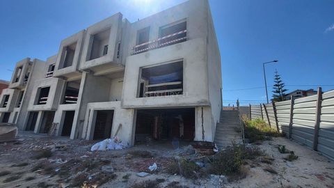 Follow the construction of your future home.This fantastic semi-detached villa T4, is under construction on a plot of 400.63 m2, with a deployment area of 176 m2, 226 m2 of gross construction area and 36 m2 of dependent gross area. It has 3 floors, g...