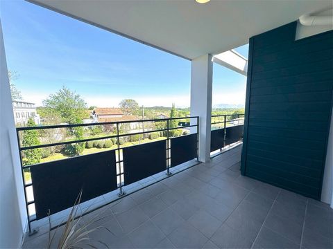 Between Bidart and Biarritz, this magnificent T3 located on the third and last floor of a recent residence will undoubtedly seduce you. Quiet and very bright, this apartment consists of a beautiful entrance with cupboard, opening onto a generous livi...