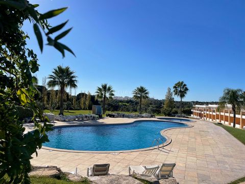 A 2 BEDROOM DUPLEX TOWNHOUSE WITH SWIMMING POOL AND GARDEN IN A PRIVATE CONDOMINIUM IN ALBUFEIRA ALGARVE Calm surroundings, beautiful garden ideal for long walks as well as 2 swimming pools, one for adults and the other for children. It is close to v...