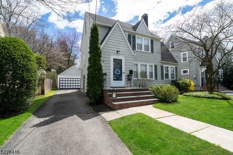 Welcome to North Side Westfield NJ where charm meets moder updates! 1.5 blocks from Wilson Elementary sits an updated colonial (2012) with potential for expansion. 814 Oak was updated in 2012 and is move in ready! on the main level is LR w/ brick fir...