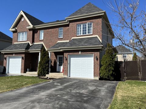Superb single-family semi-detached house carefully maintained over the years. Located in a great area of Vaudreuil-Dorion, close to all services, highways 20, 30 and 40, the multi-sport complex, the commuter train and the future hospital. Custom kitc...