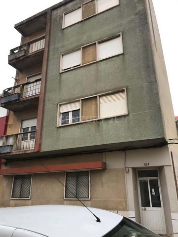 Don't miss the chance to acquire a building with four vacant apartments, in a privileged location on Camilo Castelo Branco Street, in the picturesque riverside area of Barreiro. This exclusive property is located within the Urban Rehabilitation Zone ...