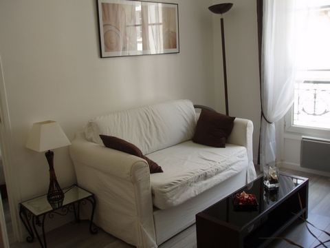 Cosy flat in Paris All furnished Ideal for short stay Convertible sofa TV, WIFI