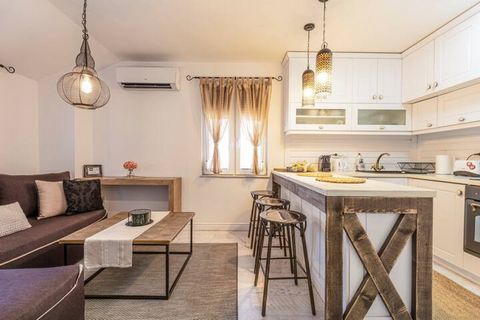 Stylish and modern flat near the centre of Plovdiv suitable for 3 people. It's located in walking distance to every place worth visiting - Kapana District with all it's nice restaurants and bars, The National history museum of Plovdiv, Nebet hill and...