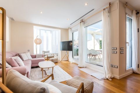 Beautiful private penthouse with terrace located in the Canovas area. Features: It has a large terrace with barbecue area, which makes it very bright. The apartment has a maximum capacity for 6 people, with three bedrooms, is fully equipped so that y...