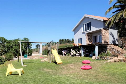Country house with garden located in Malveira da Serra, overlooking the Beach of Guincho. House prepared for people with motor disabilities (access ramps and elevator). It has 2 bedrooms, 1 bathroom, living room and kitchen. In the outer area has mea...