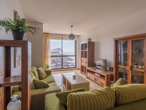 Diaphanous, cozy and comfortable apartment by the sea, with fantastic views of the ocean, the coastline and the sunrise. Located in a privileged location on the seafront in the quietest area of the town. It is located right in a wonderful coastal vie...