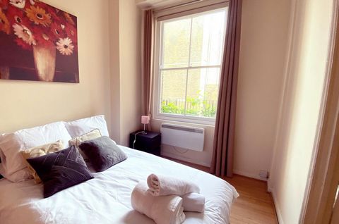 Located in the vibrant Chelsea area, postcode SW10 0TU, this charming 1-bedroom balcony flat offers a comfortable and convenient living space. The bedroom, a cozy retreat, features a spacious king-sized bed, ensuring a restful night's sleep. The livi...