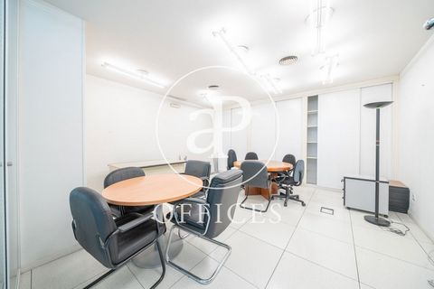 OFFICE FOR SALE IN THE CENTRE OF MADRID. Office of 375 m² fully equipped, in the financial heart of Madrid. Located on the first exterior floor of the building, it has air conditioning, hot and cold, central heating, built-in wardrobes, meeting rooms...