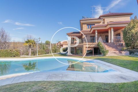 aProperties presents a spectacular house of 1,284 m² on a plot of 5,505 m² in the exclusive urbanization Club de Golf in Las Rozas. The property is full of light through the skylights and large windows to the ground that offer endless views. The priv...