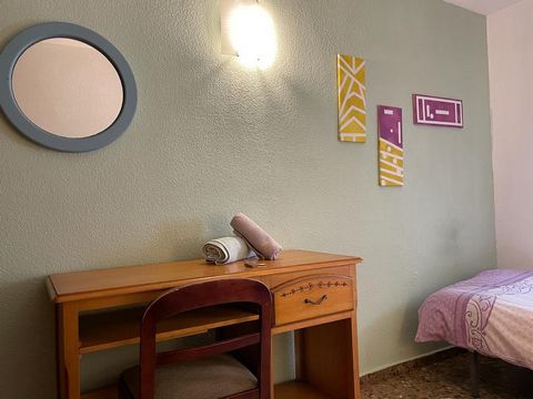 Quiet room Right in the center of Alicante Enjoy the simplicity of this quiet and central accommodation. From here you can reach all corners of the city on foot, and the beach in a 10-minute walk. We are 2 roommates who live here and we have a free r...
