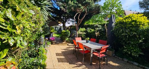 A Cocoon of Character in the Heart of Bergerac. Welcome to this charming townhouse of 156 m2 on two levels with garden, ideally located just a short walk from the lively town centre of Bergerac, close to all amenities. An entrance hall leads to a lou...