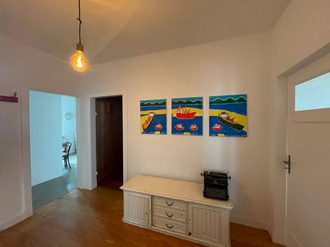 The flat, with a mix of vintage and modern design furniture, is located in a quiet side street with mature trees in the centre of Hamburg-Heimfeld. There are two bedrooms, a living room and a sauna. Shared accommodation is permitted for a maximum of ...