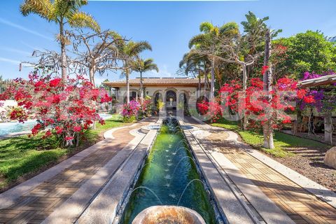 Abraham Redondo de Best House is pleased to present you a unique and very special property, rarely seen. This wonderful luxury villa of 692 square meters on a plot of 1903 square meters. The property is located at the back of the Maspalomas Golf Cour...