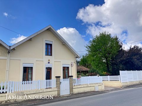 This pretty 1950s town house is in an ideal location, with all the small shops of Mussidan within walking distance, but with its large park to the side and rear, you have the impression of being in the peace and quiet of the countryside. It offers: G...