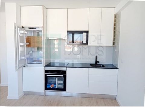 Excellent 3 bedroom flat, fully renovated, in the centre of Benfica. Apartment consisting of living room interconnected with the kitchen, fully equipped. - Suite + 2 bedrooms, with wardrobe; - 2 bathrooms with shower cubicle; Modern window frames, wi...
