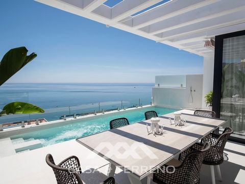 This magnificent 5-bedroom, 6-bathroom villa is your ultimate coastal retreat, offering unparalleled comfort and style. With completion set by the end of 2024, seize the opportunity to own a masterpiece in one of Almuñécar's most sought-after locatio...