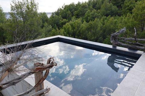 Eco-resort con piscina, fino a 10 persone. Vista panoramica sul mare, a soli 250 metri a piedi dalla spiaggia tra vigneti e uliveti. Hvar, Croazia.