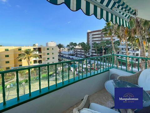 Till salu mycket central och välskött lägenhet med havsutsikt i hjärtat av Playa del Ingles. Det ligger i komplexet Las Faluas, som ligger bara några minuter från strandpromenaden och nära köpcentret Kasbah. Lägenheten ligger på fjärde våningen med s...
