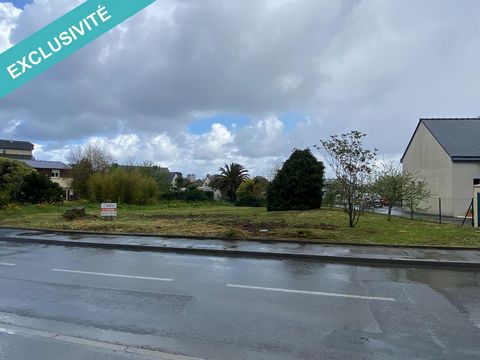 A building plot of 560 m2 serviced in the town of BINIC-Étables sur mer and borders ST QUAY PORTRIEUX. The land is partly wooded, it is close to shops on foot, the deep water marina and numerous beaches. To visit without delay.