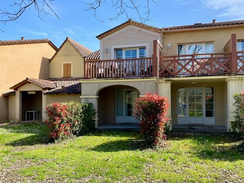 Come and discover this holiday home nestling in lush green grounds and within walking distance of the bastide of Monflanquin, classed among the most beautiful villages in France. This well-maintained first floor apartment comprises a double bedroom, ...
