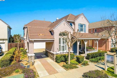 Welcome to this exquisite luxury single-family home, where timeless elegance meets modern sophistication. Nestled in a prestigious neighborhood, this stunning residence offers unparalleled comfort and style. Step inside to discover a meticulously upd...