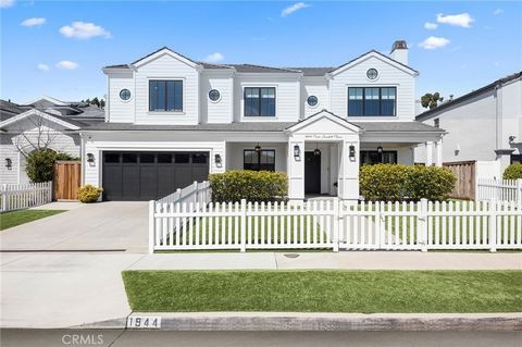 Introducing an exquisite residence nestled within the prestigious Port Streets of Newport Beach, offering a lifestyle of unparalleled charm and a unique community experience, mere moments from the sun-kissed shores of the Pacific Ocean. Boasting a be...