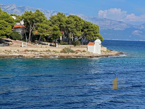 Haus, erste Reihe zum Meer, auf einem Grundstück von ca. 1200 m2 in Sumartin auf der Insel Brač! Das Land befindet sich in einer fantastischen Lage und ist nach Westen und Süden ausgerichtet. In Anbetracht der Größe des Landes und seiner Lage hat das...