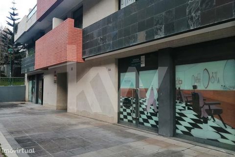 Shop for sale with 132m2 and 4 parking spaces in Quinta de Santo António, Miraflores Part of the 