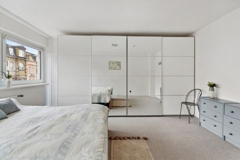 A nossa mais recente oferta, um espaçoso e luminoso apartamento de 3 quartos em Berlim-Zehlendorf. O layout do apartamento oferece uma vida idílica com uma divisão perfeita de espaço utilizável. A área de jantar leva perfeitamente para a área de esta...