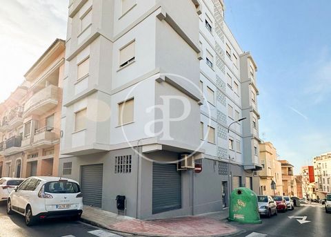 Don't miss this incredible investment or housing opportunity in Burjassot, a charming town with an excellent connection to the metro and close to the university! We have a large premises available with the possibility of changing use to housing, whic...